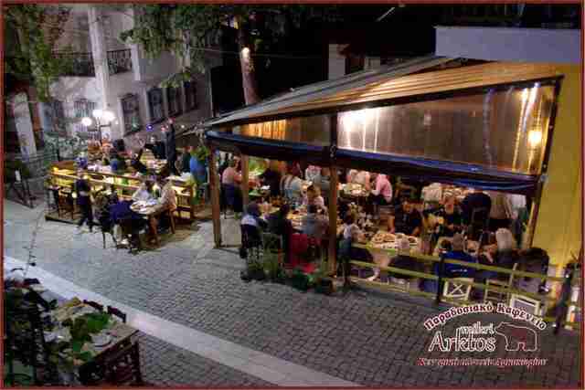 Mikri Arktos στην πλατεία Αρκοχωρίου: Παραδοσιακό καφενείο με υπέροχα ψητά και μεζέδες! 