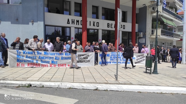 Διαμαρτυρία των απολυμένων της 'Βαρβαρέσος' απέναντι από τους επισημους στη Ηρώο. Βίντεο