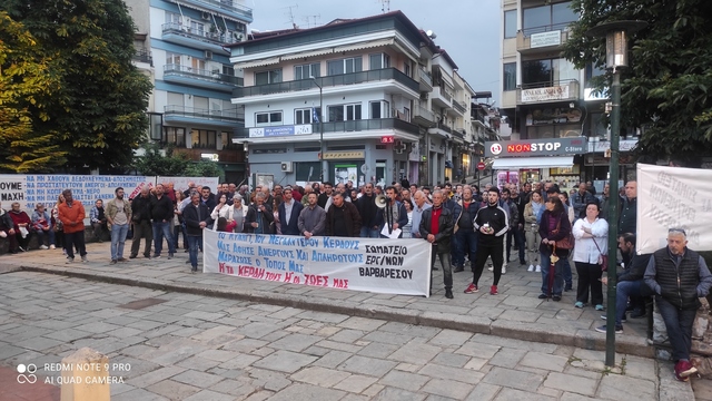 Δυναμική κινητοποίηση των απολυμένων της 'Βαρβαρέσος' και πορεία μαζί με το Δήμαρχο και φορείς Βίντεο