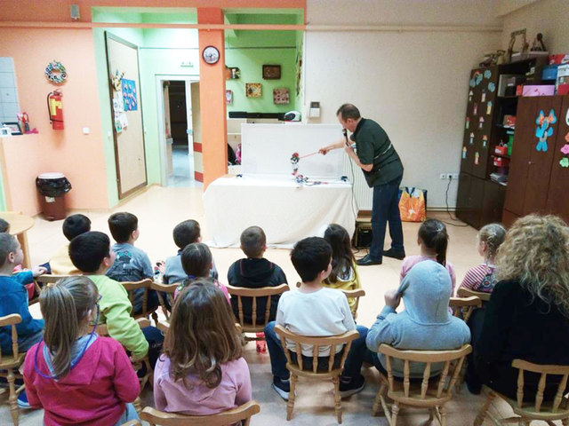 Παράσταση Καραγκιόζη στο ΚΔΑΠ από τον Γιώργο Τσαρνούχα