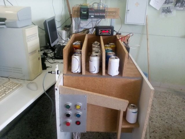 Mαθητές του ΕΠΑΛ Νάουσας κατασκεύασαν αυτόματο πωλητή αναψυκτικών και σύστημα ανακύκλωσης κουτιών αλουμινίου