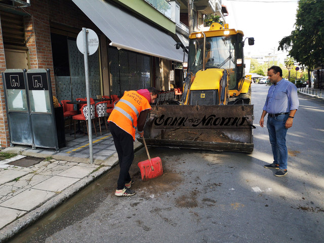 Επιτέλους απομακρύνονται τα ακαλαίσθητα και κατεστραμμένα βαρέλια από την Μεγάλου Αλεξάνδρου