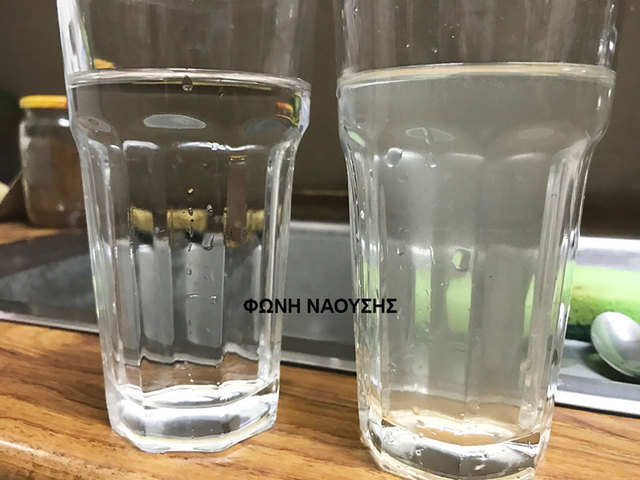 Αριστερά το ποτήρι με το εμφιαλωμένο νερό και δεξιά της βρύσης