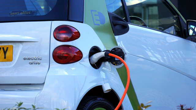 Ηλεκτρικά αυτοκίνητα: Εκπτώσεις στα τιμολόγια ρεύματος και άλλα κίνητρα