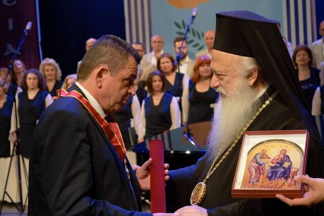 Βράβευση του Κ Καλαϊτζίδη από τον Μητροπολίτη με τον επετειακό Σταυρό των 30ων Παυλείων