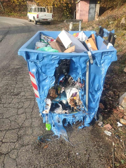 Γρηγ. Σαμαράς: Δείτε τα χάλια μας...Κάποιος έκαψε τον κάδο πετώντας μέσα αναμμένα κάρβουνα!