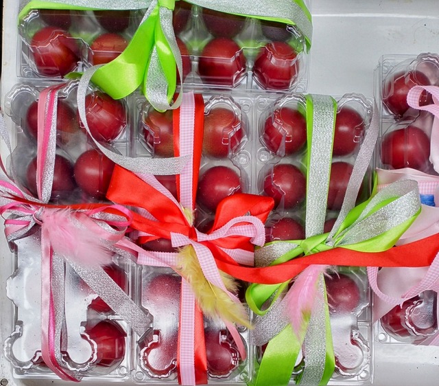 Στου Κώστα Σαλονικιά  το μαγαζί στην λαϊκή αγορά Νάουσας   θα βρείτε αυγά πασχαλινά!!!!