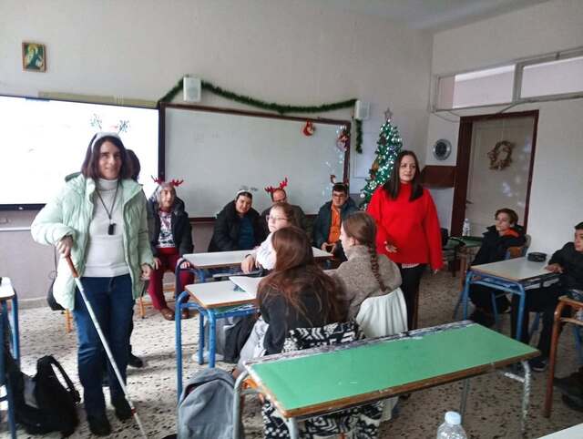 Υφάδι: Το λευκό μπαστούνι, σύμβολο ανεξαρτησίας και ελπίδας.