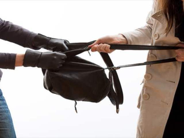 Επίθεση σε ηλικιωμένη στο κέντρο της Νάουσας. Την τραυμάτισε ο δράστης για να της πάρει την τσάντα!
