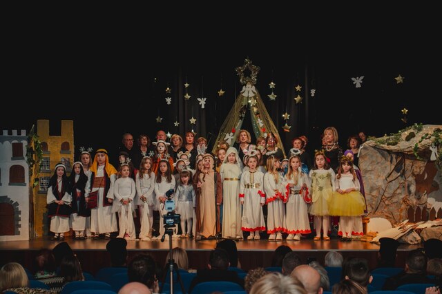 Υπέροχη η Χριστουγεννιάτικη Γιορτή του Λυκείου Ελληνίδων Νάουσας 