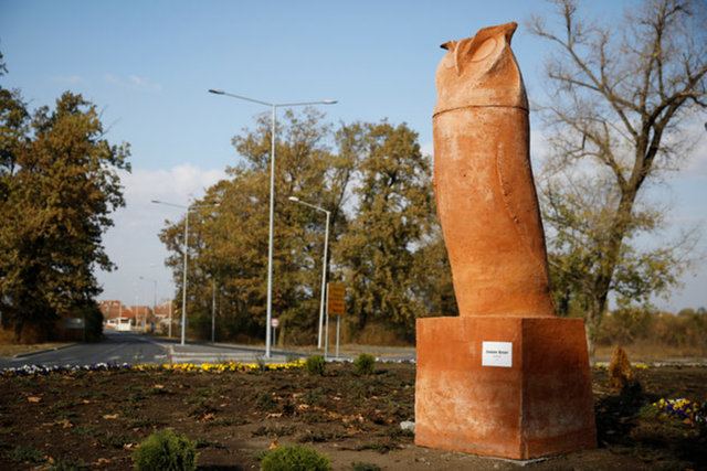 Σερβία: Αντιδράσεις εξαιτίας αγάλματος μπούφου με σχήμα που θυμίζει φαλλό