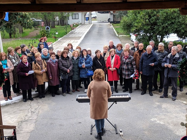 Kάλαντα στο Γηροκομέιο από τη χορωδία του  ΚΑΠΗ Νάουσας 