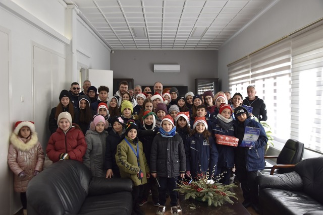 Πρωτοχρονιάτικα κάλαντα από την Κολυμβητική Ακαδημία 'Νάουσα' στο Δημαρχείο 