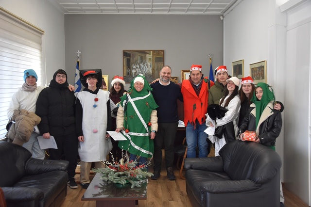 Πρωτοχρονιάτικα Κάλαντα από το 1ο ΓΕΛ Νάουσας στο Δημαρχείο