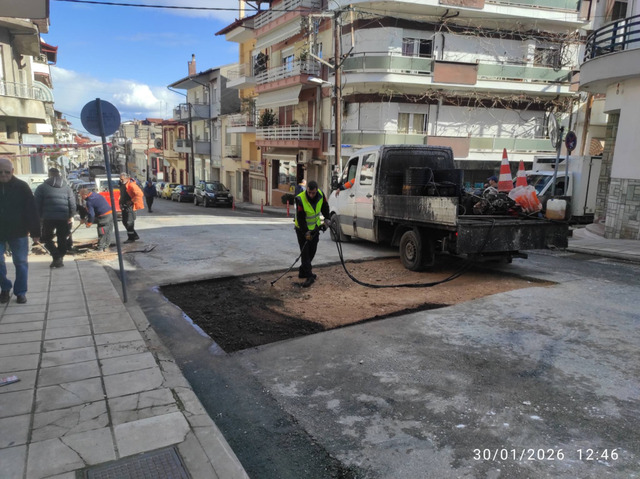 Έργα ασφαλτόστρωσης από τη ΔΕΥΑΝ – 50 τόνοι πίσσας σε μία ημέρα