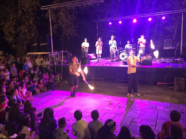 Ωραία  μουσικοακροβατική παράσταση με το 'Cirko Cachivache' στη Νάουσα - Βίντεο