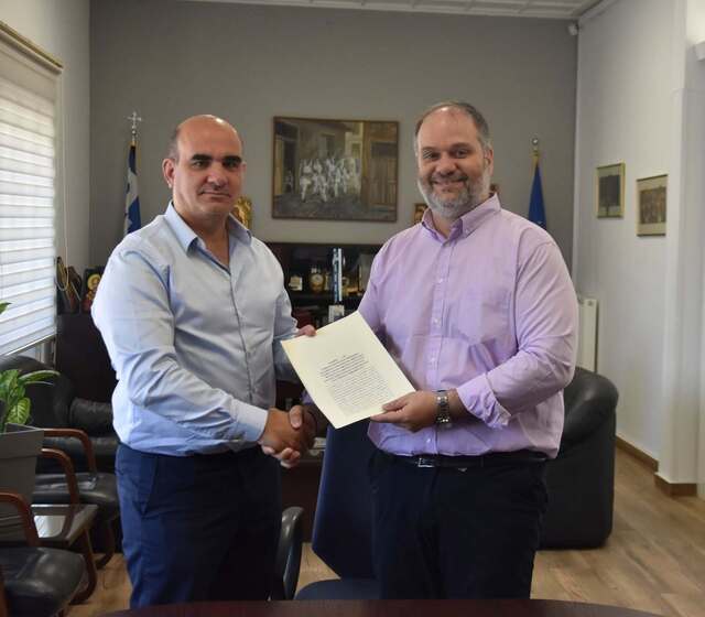 Υπεγράφη η σύμβαση μεταξύ του Δήμου Νάουσας και της εταιρίας εμφιάλωσης νερού 