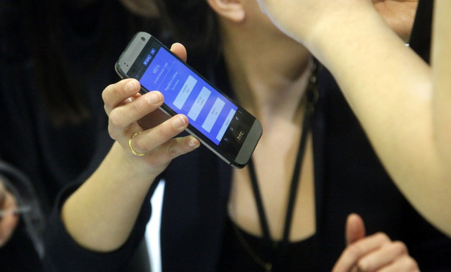 Μέσω κινητού μία στις τέσσερις ηλεκτρονικές αγορές στην Ελλάδα- Τι αγοράζουν οι Έλληνες