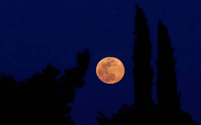Ροζ πανσέληνος: Υπερθέαμα απόψε στον νυχτερινό ουρανό. Το φεγγάρι θα βρεθεί στο πιο κοντινό σημείο της τροχιάς του και το θέαμα θα είναι μαγευτικό