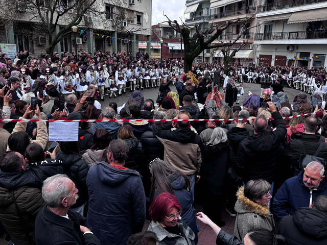 ΠΕΡΗΦΑΝΑ ΚΑΙ ΛΕΒΕΝΤΙΚΑ ΧΟΡΕΨΑΝ ΚΑΙ ΦΕΤΟΣ ΟΙ ΄ΓΕΝΙΤΣΑΡΟΙ΄ ΤΗΣ ΝΑΟΥΣΑΣ - ΒΙΝΤΕΟ