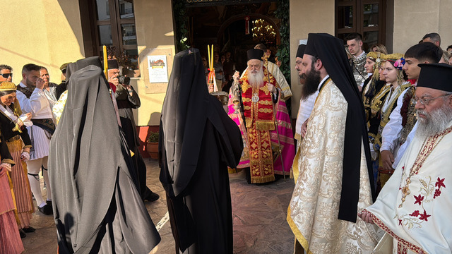 ΜΕ ΕΠΙΣΗΜΟΤΗΤΑ Η ΥΠΟΔΟΧΗ ΤΗΣ ΤΙΜΙΑΣ ΚΑΡΑΣ ΣΤΟ Ι.Ν. ΑΓΙΟΥ ΓΕΩΡΓΙΟΥ ΣΤΗ ΝΑΟΥΣΑ - ΒΙΝΤΕΟ