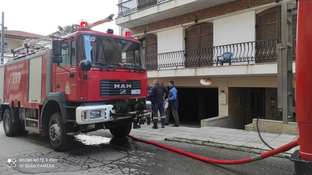 Εστία φωτιάς σε 3όροφη οικοδομή στην οδό Απολλωνιάδος. Βίντεο