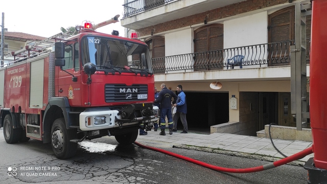 Εστία φωτιάς σε 3όροφη οικοδομή στην οδό Απολλωνιάδος. Βίντεο 