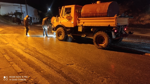 Προσοχή στην ανηφόρα για Αγ. Νικόλαο Νάουας! Κίνδυνος από τα νερά του κεντρικού αγωγού αποχέτευσης. Τεράστια η προσπάθεια της ΔΕΥΑΝ. Βίντεο