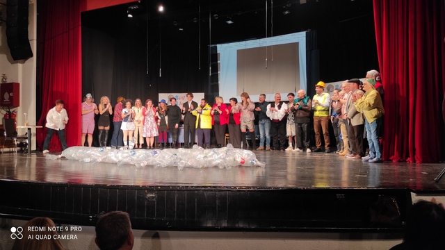  Αφθονο γέλιο στο μας 'Μας έστριψε η βίδα'  από τους 'Φίλους Καρναβαλιού Νάουσας'. Βίντεο 