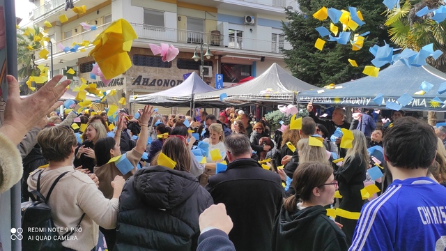 Yπέροχη 'Κερνάμε Νάουσα' με παραδοσιακά εδέσματα, χορούς και ..χαρτοπετσετοπόλεμο! Βϊντεο