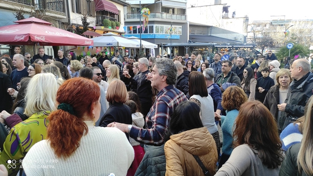 Αποκριά στη Νάουσα: Οι επισκέπτες απόλαυσαν τους Γενίτσαρους και διασκέδασν χορεύοντας. Κατάμεστο το Δημαρχείο! Βίντεο