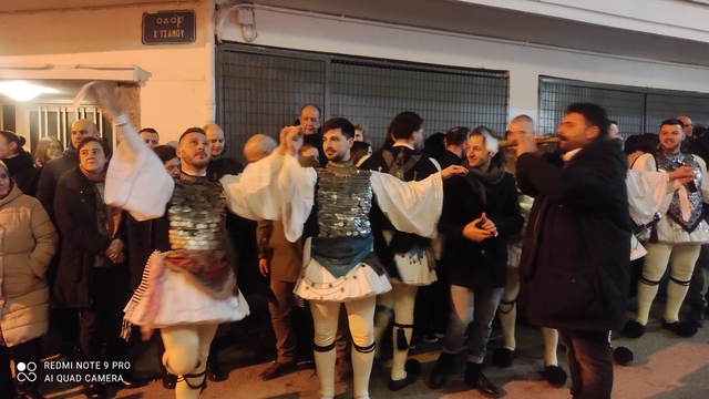 Συγκίνηση στο τραπέζι της οικ. Δεληχρήστου στους Γενίτσαρους καθώς ο γιός τους  Θανάσης μετά από 29 χρόνια θα χορέψει φέτος για τελευταία φορά! 