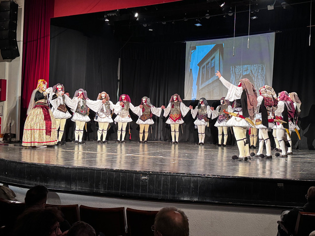 ΣΥΓΚΙΝΗΣΗ ΚΑΙ ΠΕΡΗΦΑΝΙΑ ΚΑΙ ΣΤΗ ΦΕΤΙΝΗ ΚΑΤΑΠΛΗΚΤΙΚΗ ΠΑΡΑΣΤΑΣΗ ΤΟΥ ΟΜΙΛΟΥ 'ΓΕΝΙΤΣΑΡΟΙ ΚΑΙ ΜΠΟΥΛΕΣ'! ΒΙΝΤΕΟ