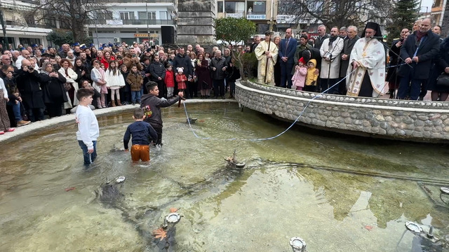 Η τελετή Αγιασμού των Υδάτων στην κεντρική πλατεία Νάουσας. Βίντεο