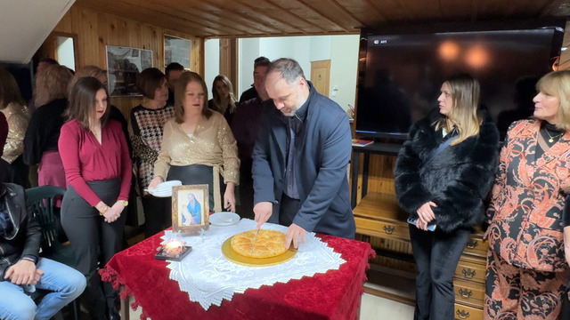 Η βασιλόπιτα του Συλλόγου Βλάχων Νάουσας στο κατάμεστο 'Σπίτι' του. Βίντεο