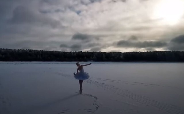 Ρωσίδα μπαλαρίνα χόρεψε τη Λίμνη των Κύκνων σε παγωμένο τοπίο Μαγνήτισε τα βλέμματα και το έκανε για καλό σκοπό