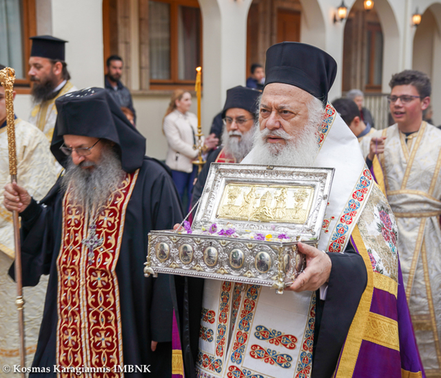 Αρχιερατική Θ. Λειτουργία στον Ι.Ν Παναγίας Ναούσης ενώπιον του Ιερού Λειψάνου της Χειρός της Αγίας Μαρίας της Μαγδαληνής.