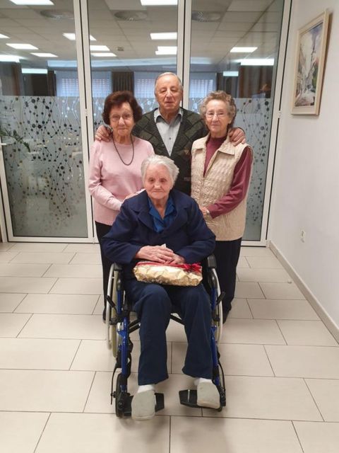 Γιαγιά 106 ετών με 11 τρισέγγονα νίκησε τον κορωνοϊό