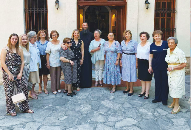 Πλήθος κόσμου στη Θεία Λειτουργία  της Αγίας Κυριακής από την Αγαθοεργό  Αδελφότητα Κυριών Νάουσας