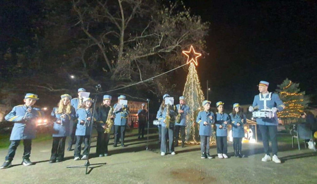 Με λαμπρότητα η Φωταγώγηση του Χριστουγεννιάτικου Δέντρου στην Επισκοπή