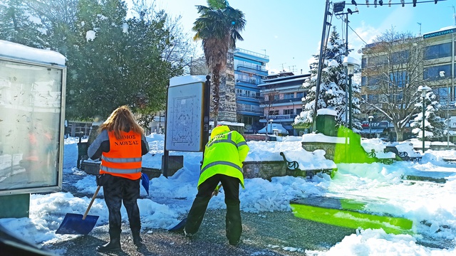 Σε πλήρη εξέλιξη οι εργασίες αποχιονισμού στον Δήμο Νάουσας