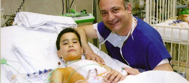 Αυξέντιος Καλαγκός: Ο Έλληνας καρδιοχειρουργός που έχει σώσει αφιλοκερδώς, πάνω από 15.000 παιδιά