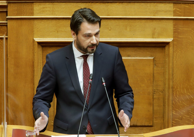 Ο Τάσος Μπαρτζώκας έφερε στη Βουλή  το θέμα των παραμορφωμένων πυρηνόκαρπων