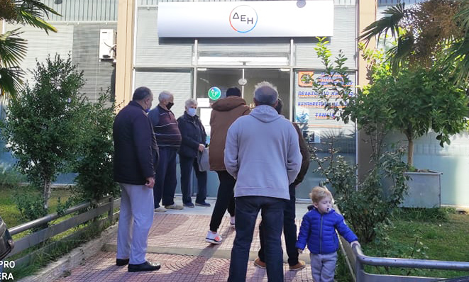 H Eυθυμούλα Μπαμπάτση για την ουρά και την ταλαιπωρία έξω από το υποκατάστημα της ΔΕΗ