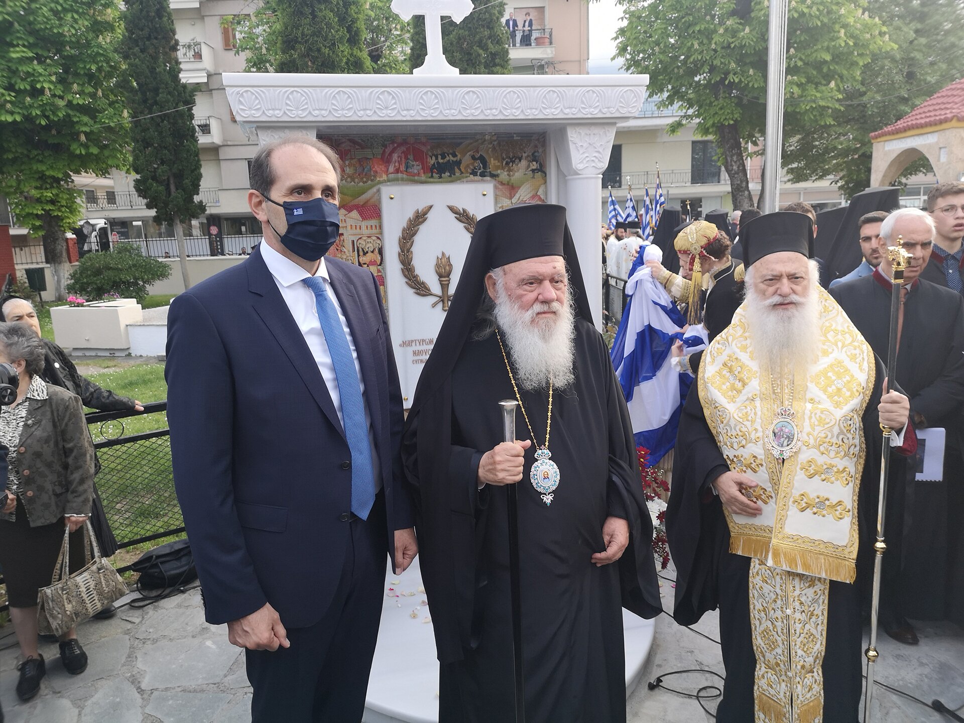 Τα αποκαλυπτήρια του μνημείου στον αύλειο χώρο του Ι. Ν. Αγίου Γεωργίας Νάουσας, προσφοράς του Υφ.Οικονομίας κ. Βεσυρόπουλου - Βίντεο