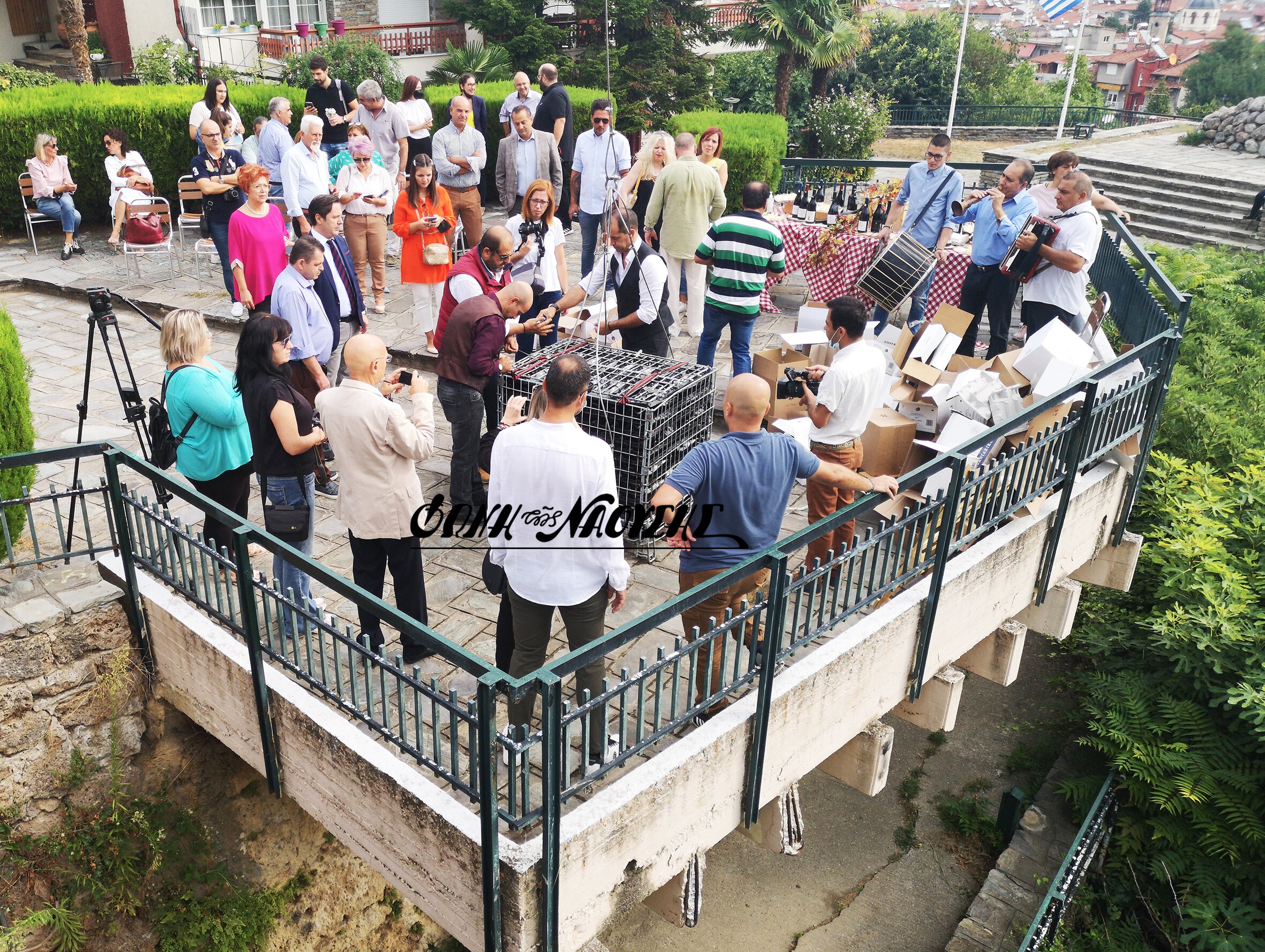 ΕΝΤΥΠΩΣΙΑΚΗ Η ΒΥΘΙΣΗ ΦΙΑΛΩΝ ΚΡΑΣΙΟΥ ΣΤΗ ΝΑΟΥΣΑ - ΒΙΝΤΕΟ