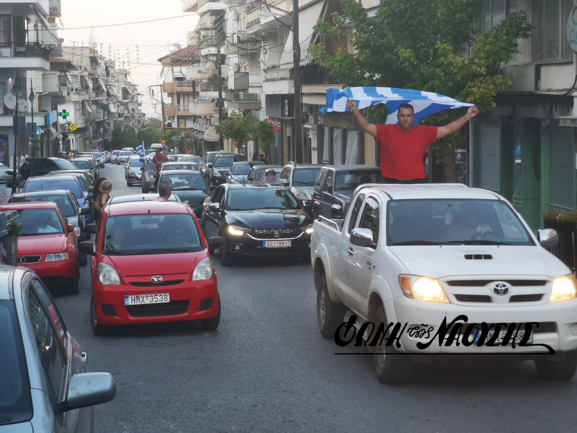 ΕΝΤΥΠΩΣΙΑΚΗ H ΜΗΧΑΝΟΚΙΝΗΤΗ ΠΟΡΕΙΑ ΔΙΑΜΑΡΤΥΡΙΑΣ ΣΤΗ ΝΑΟΥΣΑ ΚΑΤΑ ΤΗΣ ΜΑΣΚΑΣ ΣΤΑ ΣΧΟΛΕΙΑ - ΒΙΝΤΕΟ