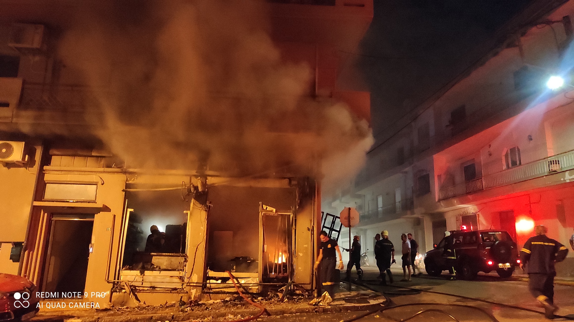 Κάηκε ολοσχερώς μίνι μάρκετ στη Νάουσα, απέναντι απο το παλιό εργοστάσιο 'Βαρβαρέσος'. Ισχυρές εκρήξεις ξύπνησαν τους περίοικους. Βίντεο