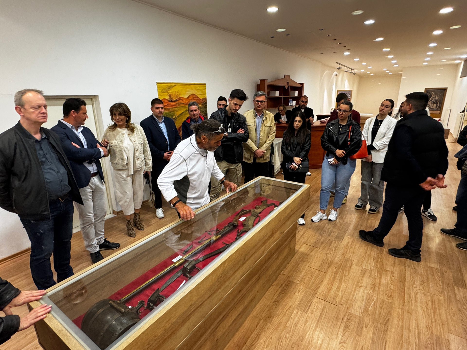 Καταπληκτική έκθεση πολεµικών κειµηλίων του συλλέκτη Σπύρου Κατσίρα στη Νάουσα - Βίντεο