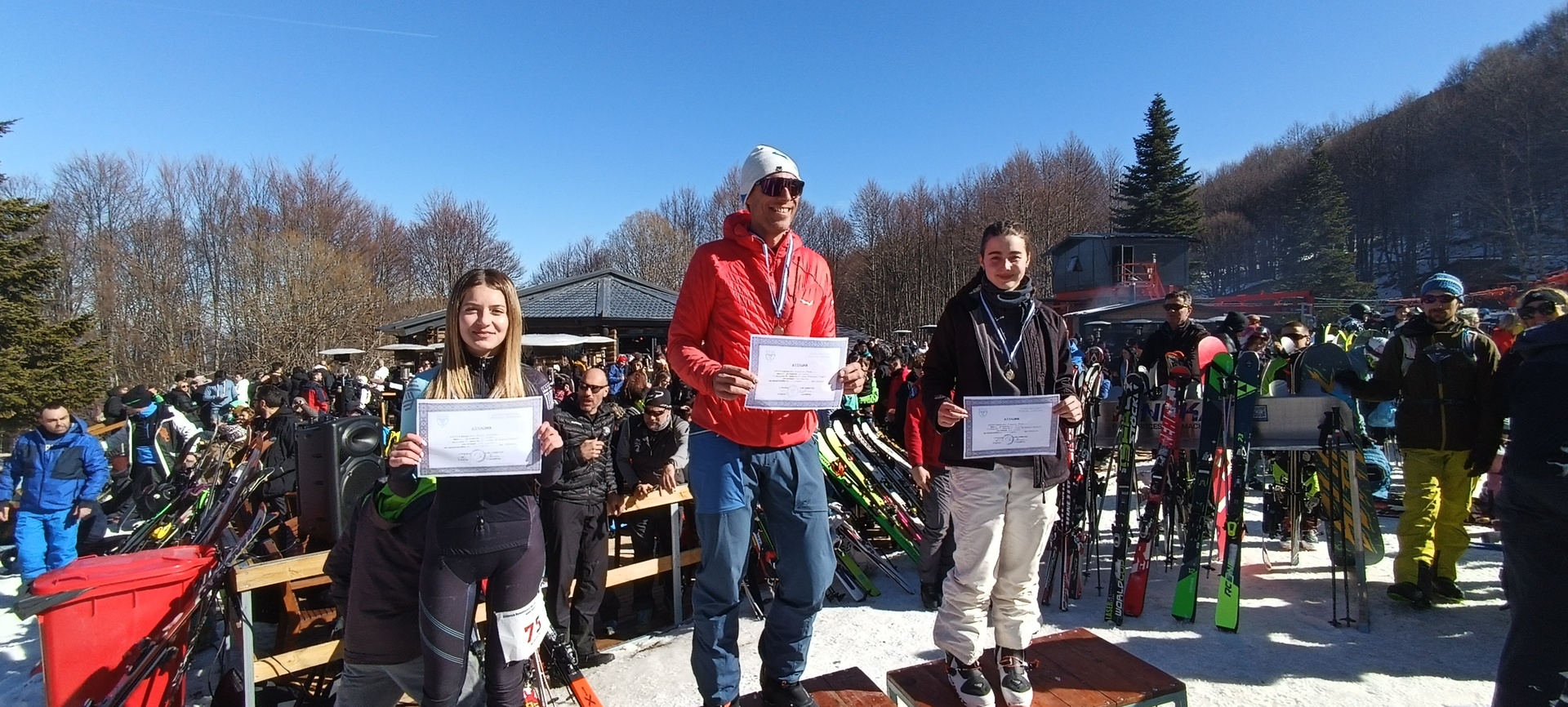 Τέσσερις Ναουσαίοι αθλητές  μέσα στα μετάλλια του πρωταθλήματος  Ορειβατικού Σκι στα '3-5 Πηγάδια' 